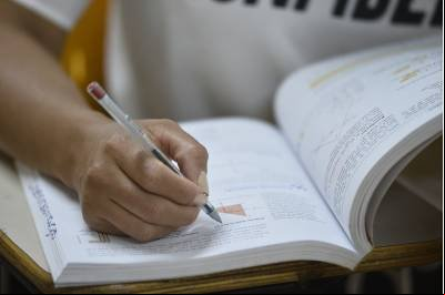 EJA em queda: especialistas alertam para evasão e fechamento de escolas no DF